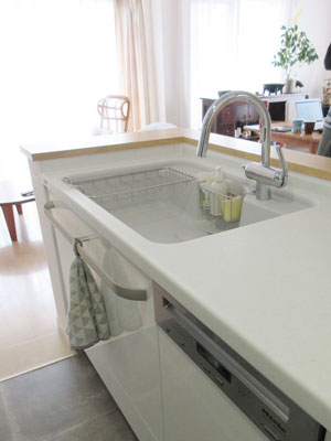 L型キッチンから2列配置の対面キッチンに